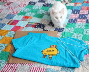 Домик для кошки своими руками из коробки и футболки